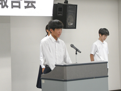 結果を報告する生徒