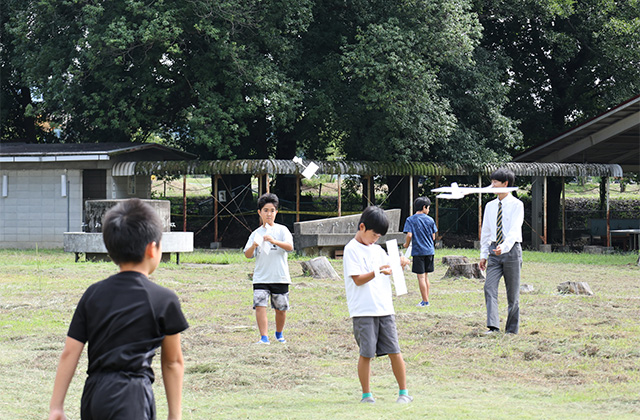 自然の家でひらく科学のトビラ とべ！ひこうき～つくろう・とばそう・くふうしよう～の写真