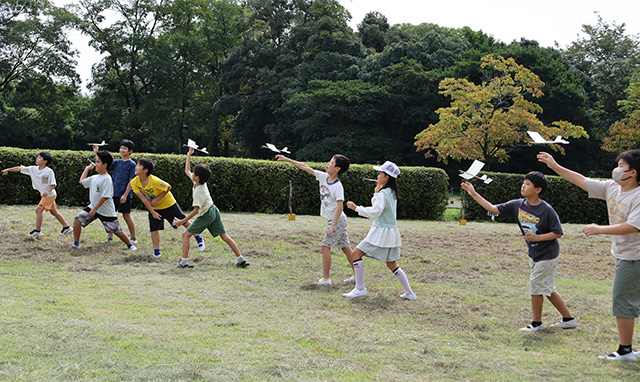 自然の家でひらく科学のトビラ とべ！ひこうき～つくろう・とばそう・くふうしよう～の写真