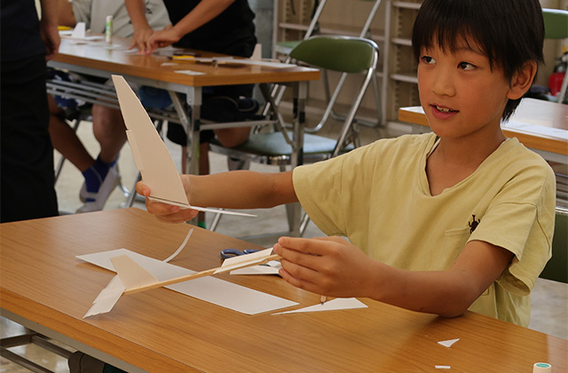 自然の家でひらく科学のトビラ とべ！ひこうき～つくろう・とばそう・くふうしよう～の写真