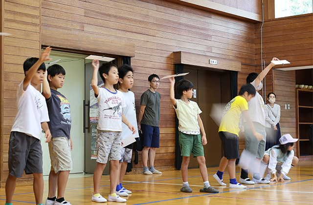 自然の家でひらく科学のトビラ とべ！ひこうき～つくろう・とばそう・くふうしよう～の写真