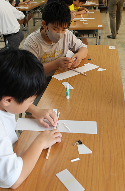 自然の家でひらく科学のトビラ とべ！ひこうき～つくろう・とばそう・くふうしよう～の写真