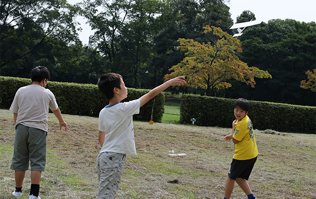 自然の家でひらく科学のトビラ とべ！ひこうき～つくろう・とばそう・くふうしよう～の写真