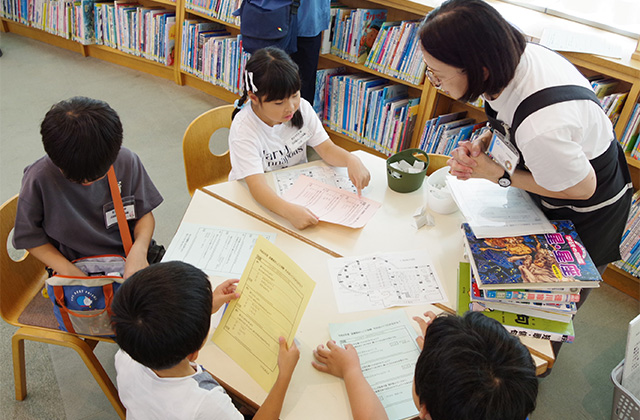 図書館おしごと体験の写真
