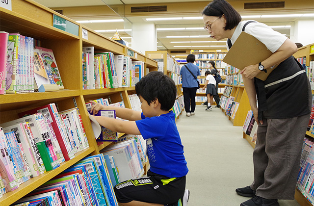 図書館おしごと体験の写真
