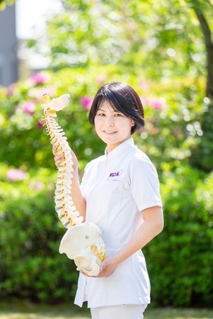 講師が背骨の模型を持っている写真
