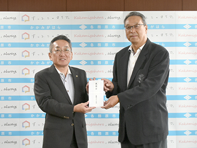 目録を手にした浅野市長らの写真